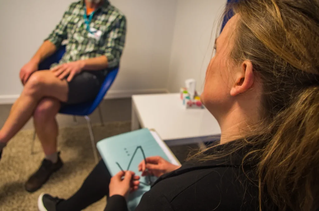 Hulpverlener in een persoonlijk gesprek met een cliënt